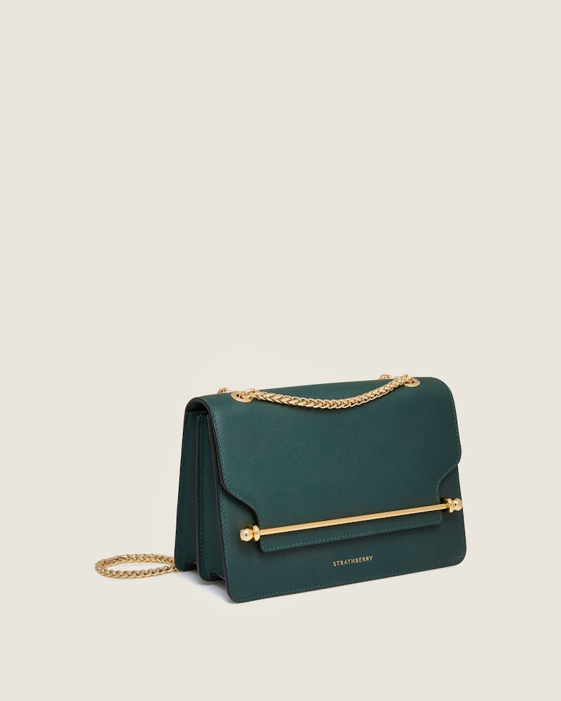 Una borsa verde con tracolla a catena dorata