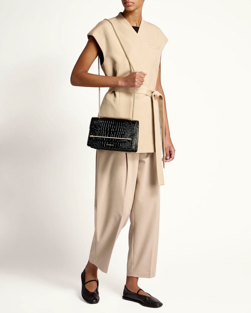 Una donna che indossa un gilet beige e pantaloni beige