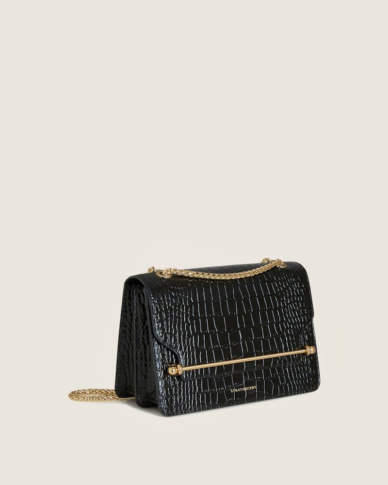 Una borsa nera su sfondo bianco