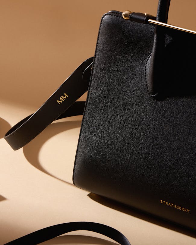 A black purse sitting on top of a table