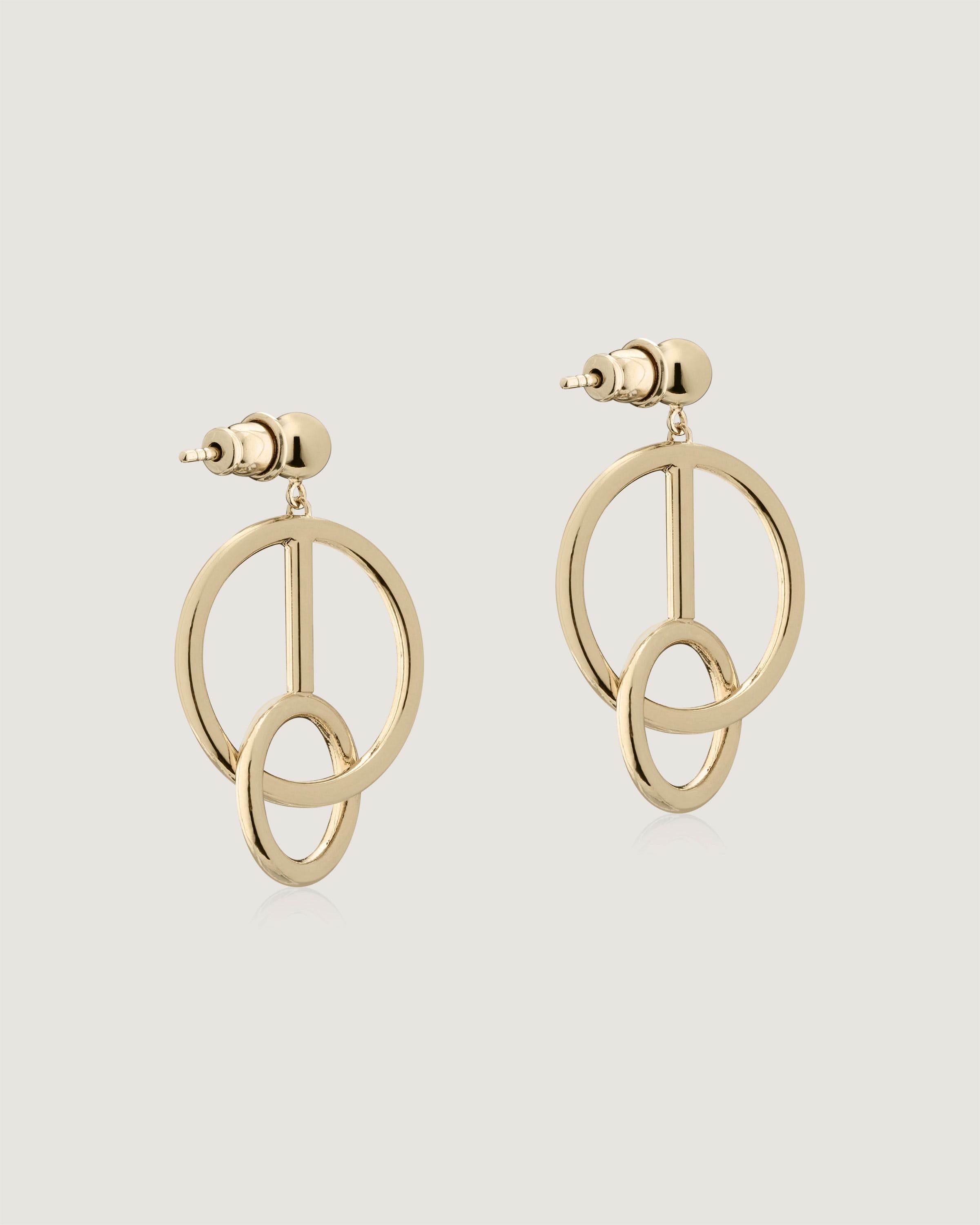 A pair of earrings with a musical note on it