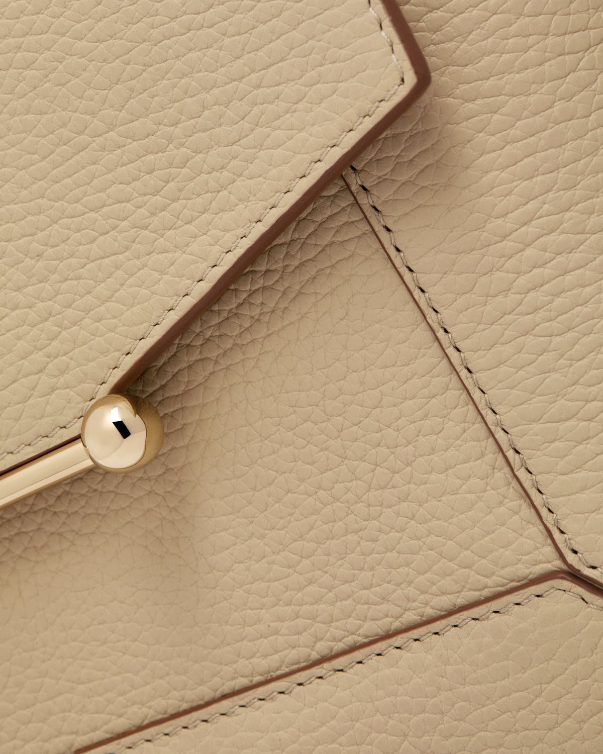 Mosaic bag in sand leather with gold round clasp and visible stitching